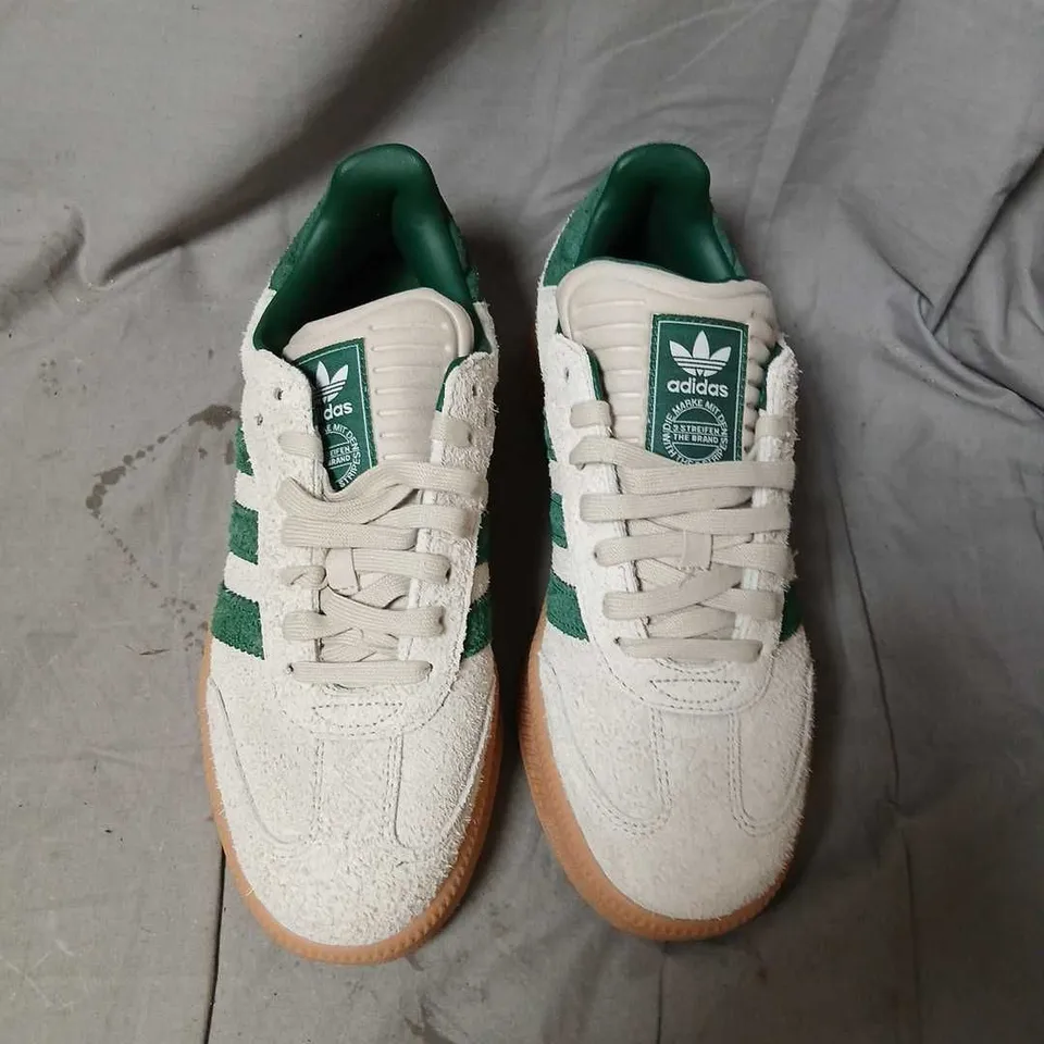 ADIDAS WHITE SUEDE TRAINERS WITH GREEN 3-STRIPES – MADE IN VIETNAM – US 10 (EU 44)