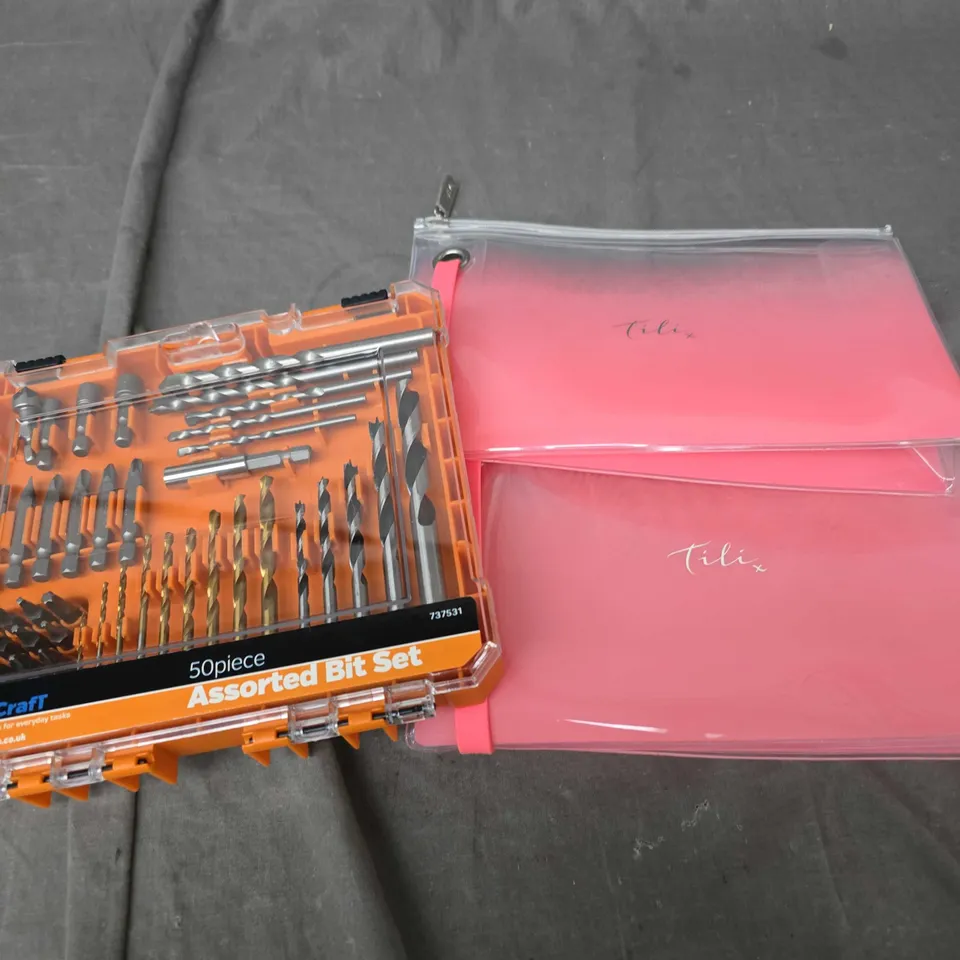 APPROXIMATELY 10 ASSORTED HOMEWARE PRODUCTS TO INCLUDE MAKE-UP BAGS, SCARFS, DRILL BIT SET 