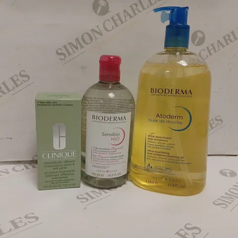 APPROXIMATELY 10 ASSORTED HEALTH AND BEAUTY PRODUCTS TO INCLUDE CLINIQUE MOISTURISING LOTION, BIODERMA MICELLAR WATER, BIODERMA CLEANSING OIL