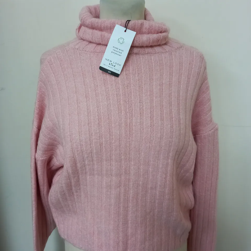APPROXIMATELY 20 ASSORTED CLOTHING ITEMS TO INCLUDE TOPS AND TROUSERS 