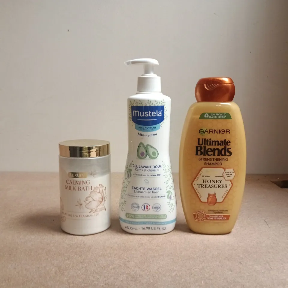 APPROXIMATELY 12 ASSORTED COSMETIC ITEMS TO INCLUDE GARNIER, MUSTELA, ETC - COLLECTION ONLY