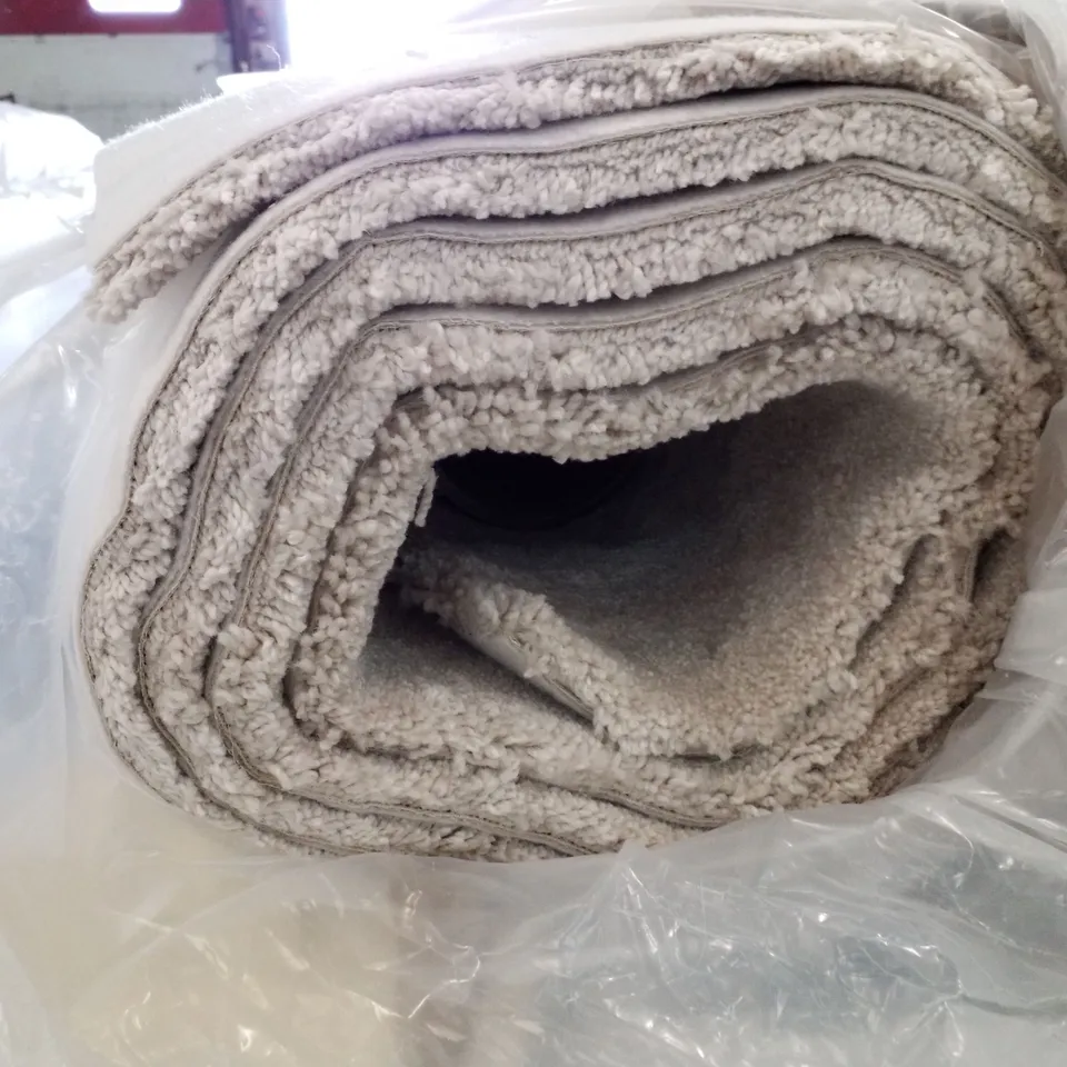 ROLL OF QUALITY KESARI TWINBACK ICE CASCADE CARPET APPROXIMATELY 3.6×5M
