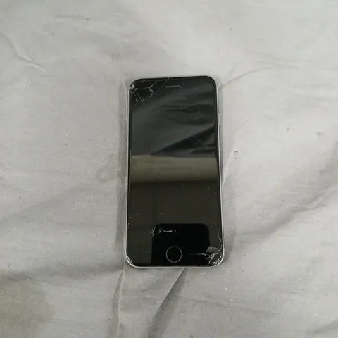 APPLE IPHONE 6S – SPACE GREY, 32GB, UNLOCKED. CRACKED SCREEN
