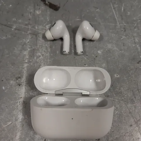 PAIR OF APPLE AIRPODS PRO 2ND GEN IN WHITE