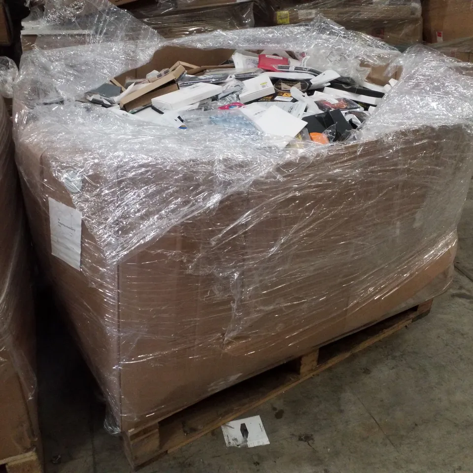PALLET CONTAINING LARGE QUANTITY OF ASSORTED PHONE CASES