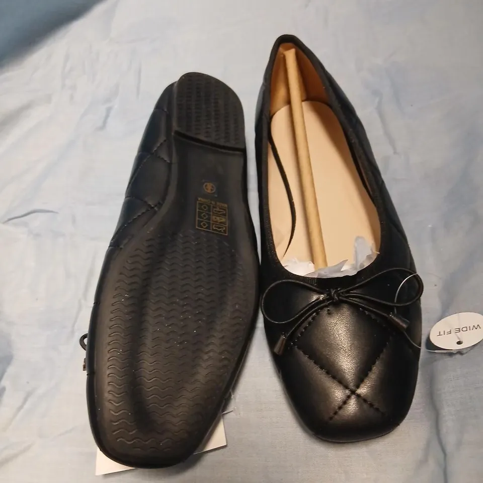 TRUFFLE COLLECTION BLACK QUILTED BALLET FLATS – WIDE FIT SIZE 6