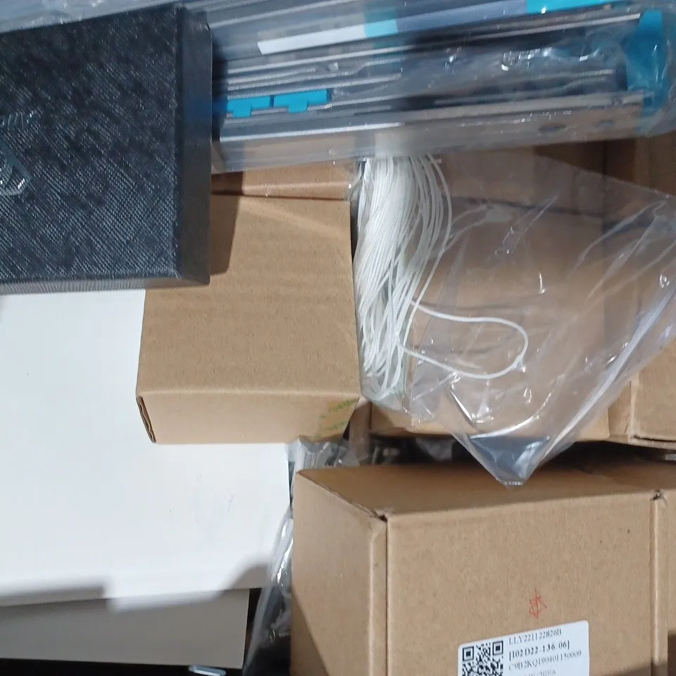APPROXIMATELY 15 ASSORTED HOUSEHOLD ITEMS TO INCLUDE LIQUID PLASTIC WELDING TOOL, STARRY STRING LIGHTS, ETC