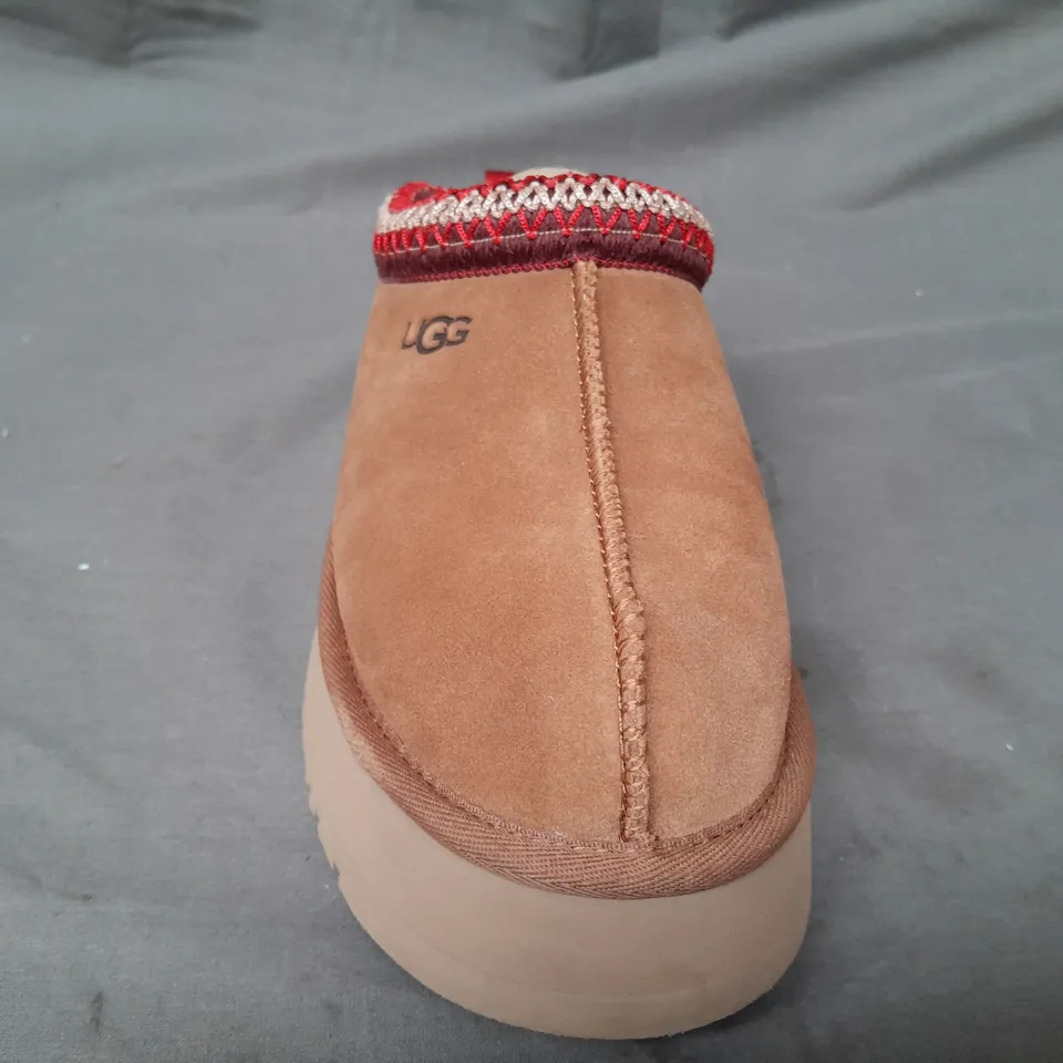 BOXED PAIR OF UGG SHOES IN CHESTNUT UK SIZE 5
