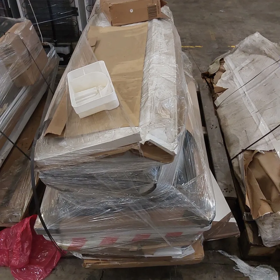 PALLET OF ASSORTED BATHROOM PRODUCTS TO INCLUDE BATHS ETC 