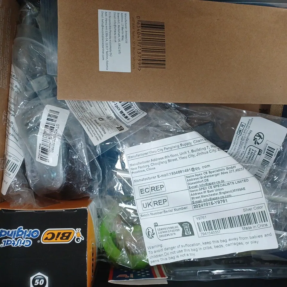 APPROXIMATELY 10 ASSORTED HOUSEHOLD ITEMS TO INCLUDE ULTRALIGHT DIVIDERS/COMPASS, PHOTO INSERT FRAMES, ETC