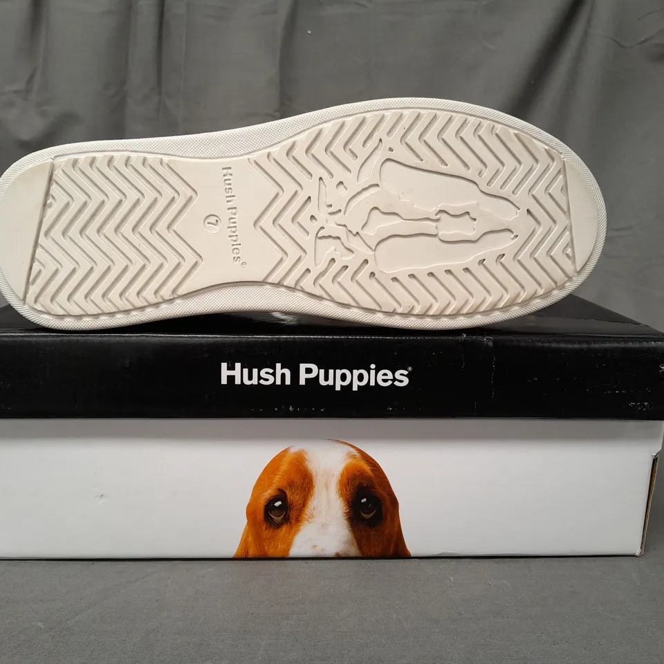 BOXED PAIR OF HUSH PUPPIES LEATHER TRAINERS IN WHITE SIZE 7