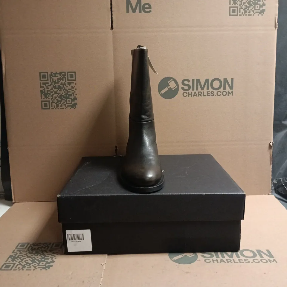 BOXED PAIR OF MASSIMO DUTTI ANKLE BOOTS IN BROWN SIZE UK 8