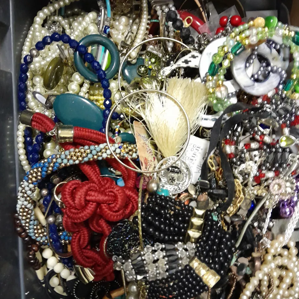 LARGE QUANTITY OF ASSORTED COSTUME JEWELLERY TO INCLUDE BRACELETS, NECKLACES, RINGS ETC 