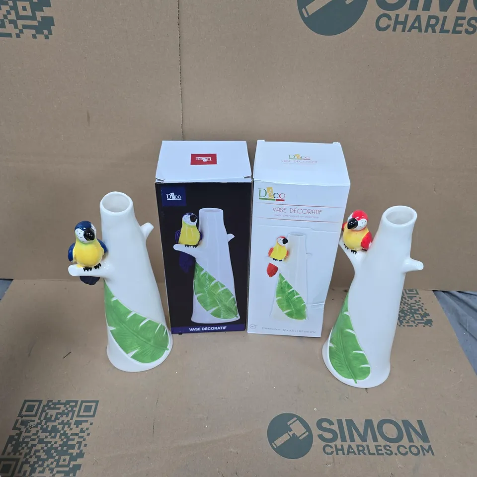 12 BOXED DECO DECORATIVE PARROT VASES TO INCLUDE RED & BLUE VARIANTS 