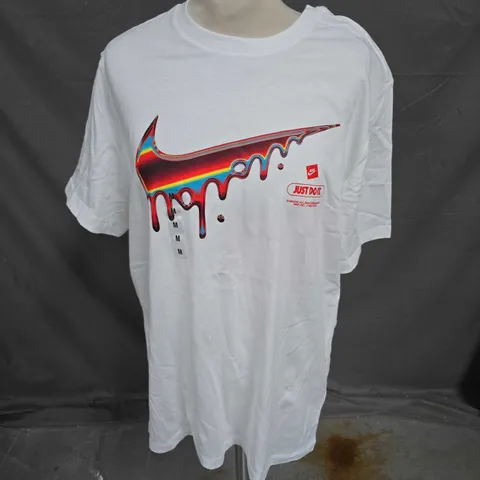 NIKE GRAPHIC PRINT TSHIRT IN WHITE SIZE M