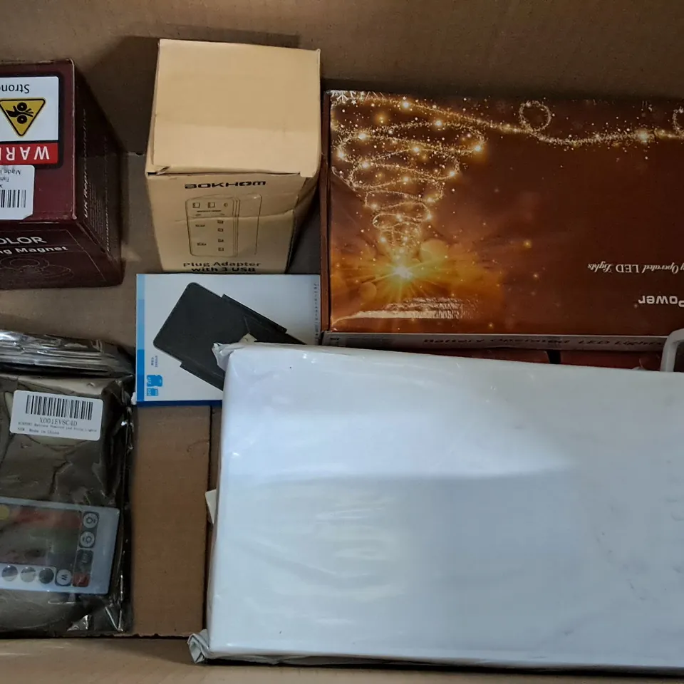 LOT OF APPROXIMATELY 20 ASSORTED ITEMS TO INCLUDE LED DESK LAMP, PLUG ADAPTERS AND USB HUB