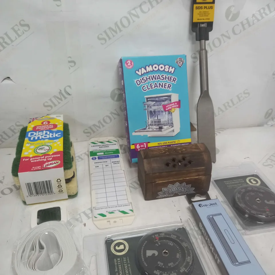 BOX OF APPROXIMATELY 15 ASSORTED COSMETIC ITEMS TO INCLUDE - DISH MATIC, DISHWASHER CLEANER, SDS PLUS ETC