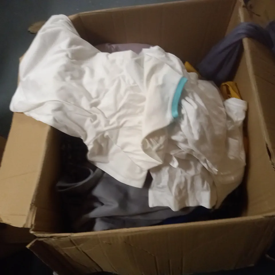 LOT OF APPROX 70 ASSORTED WOMEN CLOTHES TO INCLUDE SHIRTS, LEGGINGS, JUMPERS ETC