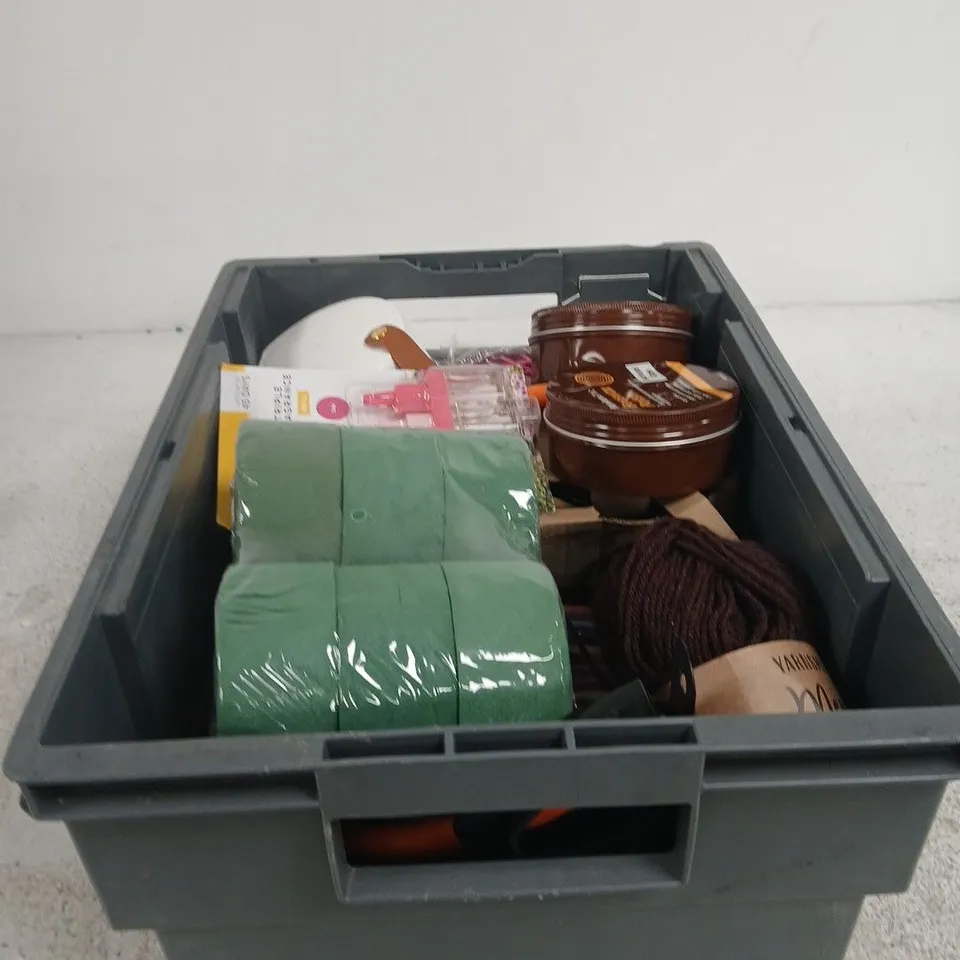 TOTE OF APPROXIMATELY 20 ASSORTED ITEMS TO INCLUDE BLOOME FRAGRANCE REFILLS, BEESWAX POLISH, MINI JEWELLERY BOX ETC