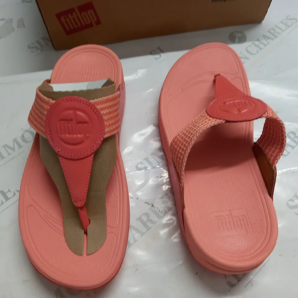 BOXED PAIR OF FITFLOP WALKSTAR FINESTRIP TOE-POST SANDALS IN SUNSHINE CORAL - UK 5