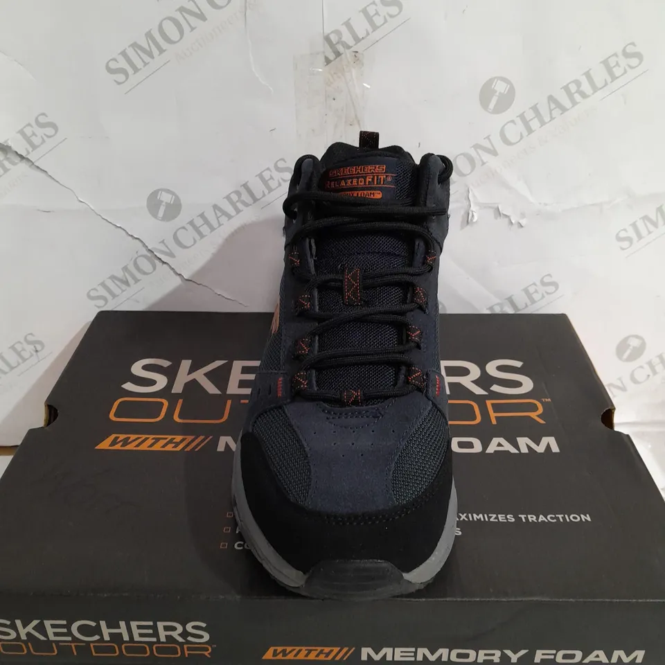 BOXED PAIR OF SKECHERS BOOTS IN NAVY SIZE 8