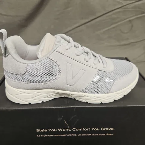 BOXED VIONIC AVIA TRAINERS - UK SIZE 3