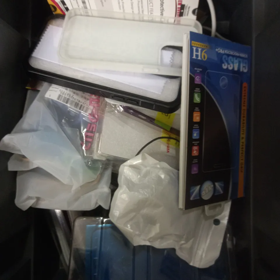 APPROXIMATELY 25 ASSORTED SMARTPHONE PRODUCTS TO INCLUDE CASES, CHARGING CABLES, SCREEN PROTECTORS ETC  