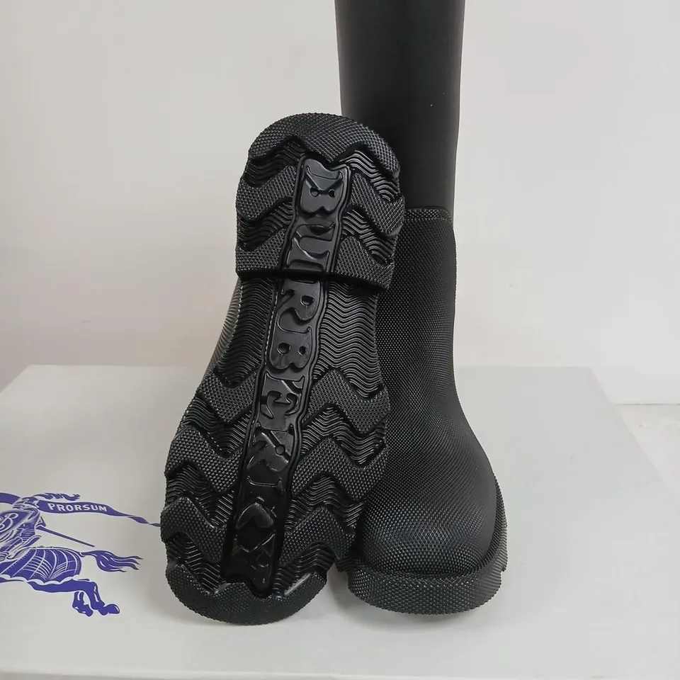 BURBERRY BLACK KNEE-HIGH BOOTS, UK 7 (EUR 41)