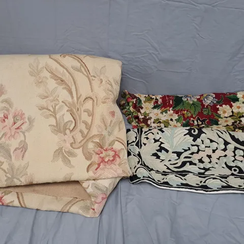 BOX OF APPROXIMATELY 20 ASSORTED HOME FABRICS TO INCLUDE CUSHION COVERS, CROSS STITCH PATTERNS AND BLANKETS