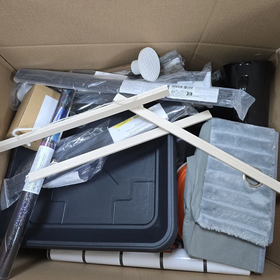 APPROXIMATELY 15 ASSORTED HOUSEHOLD PRODUCTS TO INCLUDE TUPPERWARE, NUMATIC PAPER BAGS, WALLPAPER, ETC