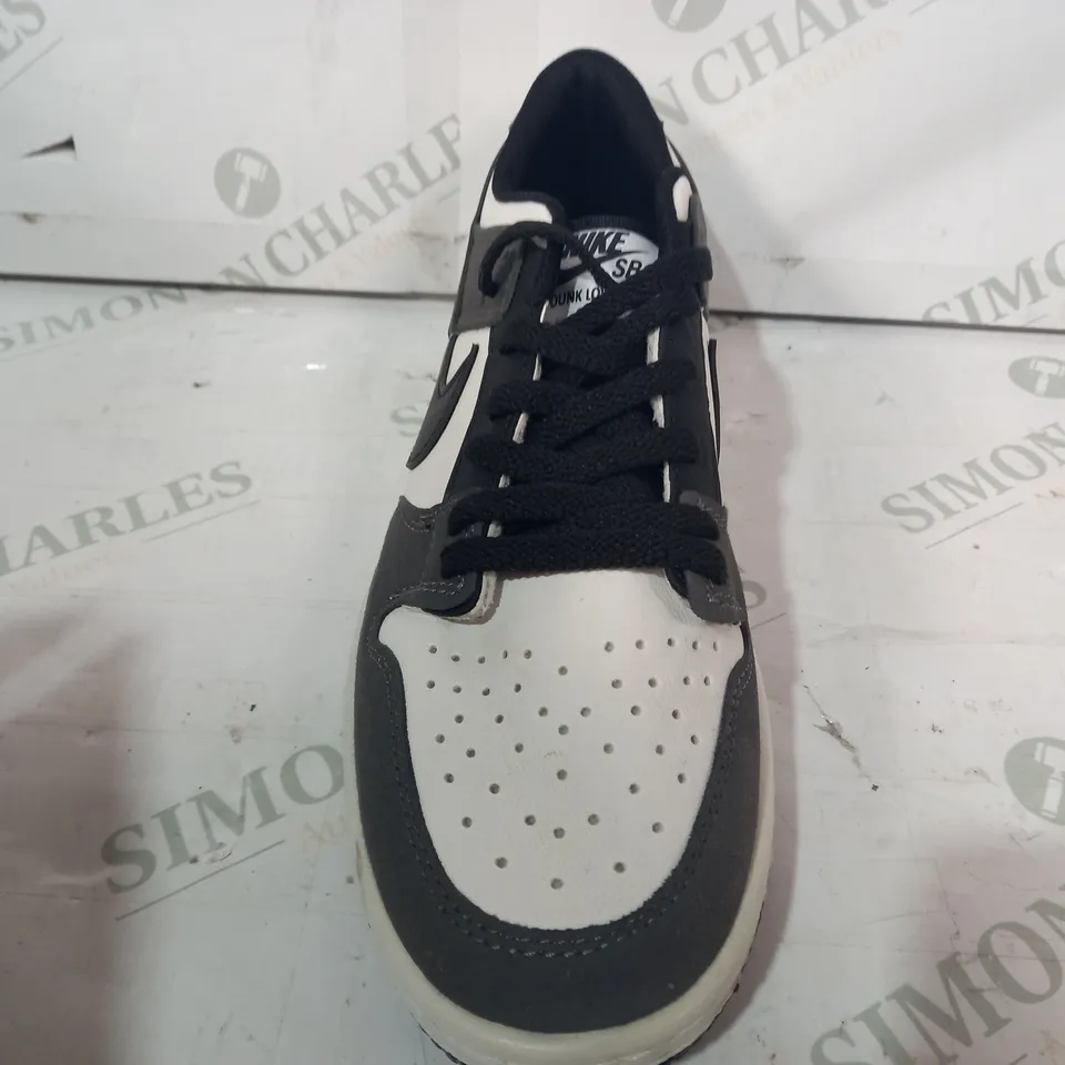 PAIR OF NIKE DUNK LOW PRO TRAINERS IN BLACK/GREY/WHITE UK SIZE 8