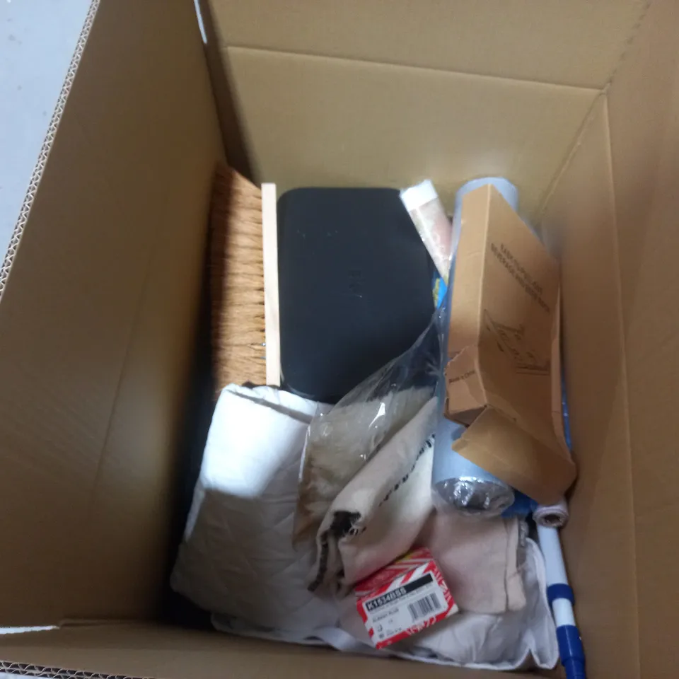 BOX OF APPROXIMATELY 25 ASSORTED ITEMS TO INCLUDE A WHITE WALLET ENVELOPE SET, MULTI PURPOSE LABEL SET AND A STATIONARY BOX