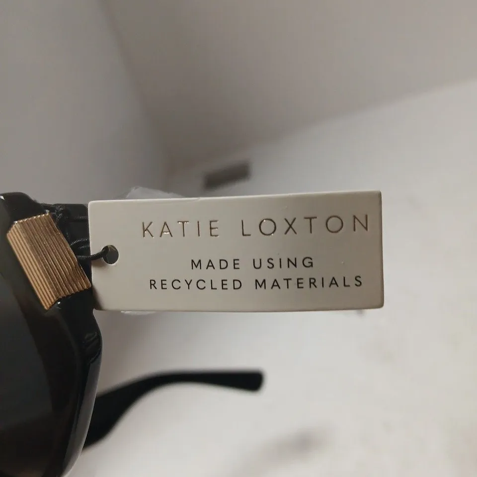 KATIE LOXTON SUNGLASSES – BLACK PLASTIC FRAME WITH GOLD-TONE TEMPLE ACCENTS (MADE USING RECYCLED MATERIALS)