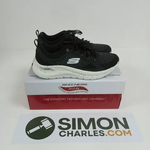 BOXED PAIR OF SKECHERS AIR-COOLED ARCHFIT TRAINERS IN BLACK - UK 7