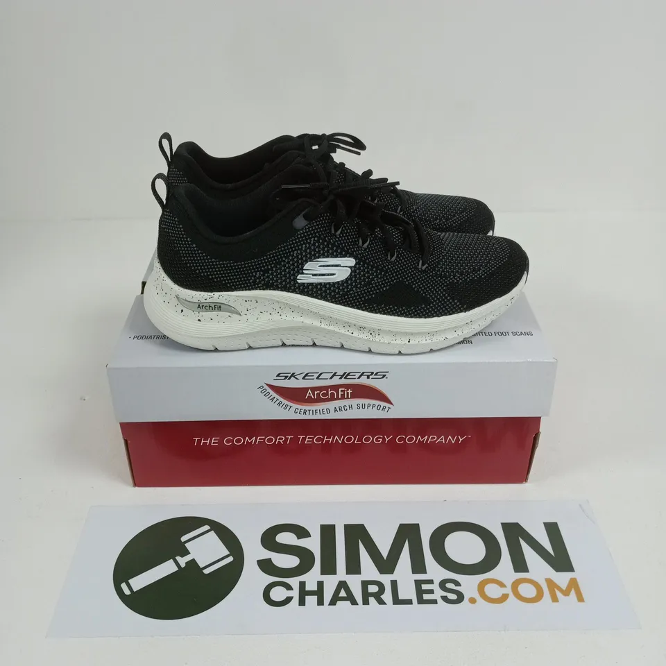 BOXED PAIR OF SKECHERS AIR-COOLED ARCHFIT TRAINERS IN BLACK - UK 7