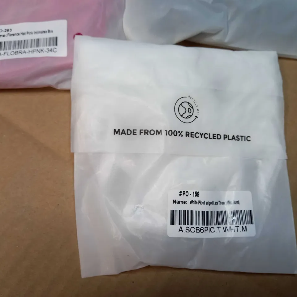 LOT OF APPROX 4 PACKAGED LOUNGE PRODUCTS VARYING IN STYLE/COLOUR/SIZE