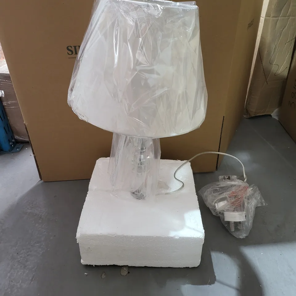 WHITE TABLE LAMP