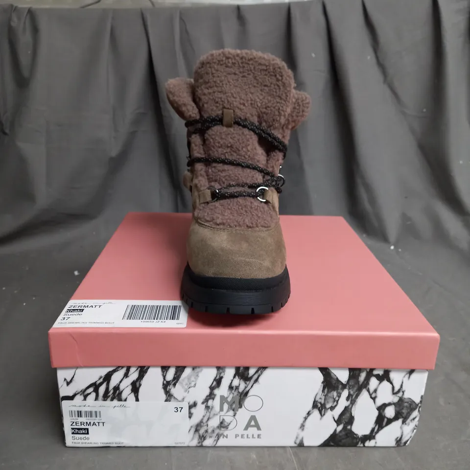 BOXED PAIR OF MODA IN PELLE ZERMATT KHAKI TRIMMED BOOTS IN SUEDE SIZE 4
