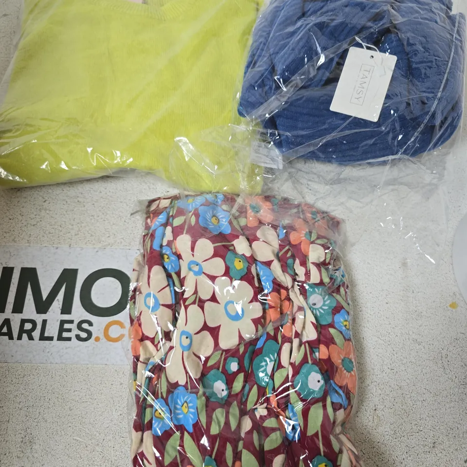BOX OF ASSORTED CLOTHING ITEMS TO INCLUDE - JUMPERS - DRESSES 