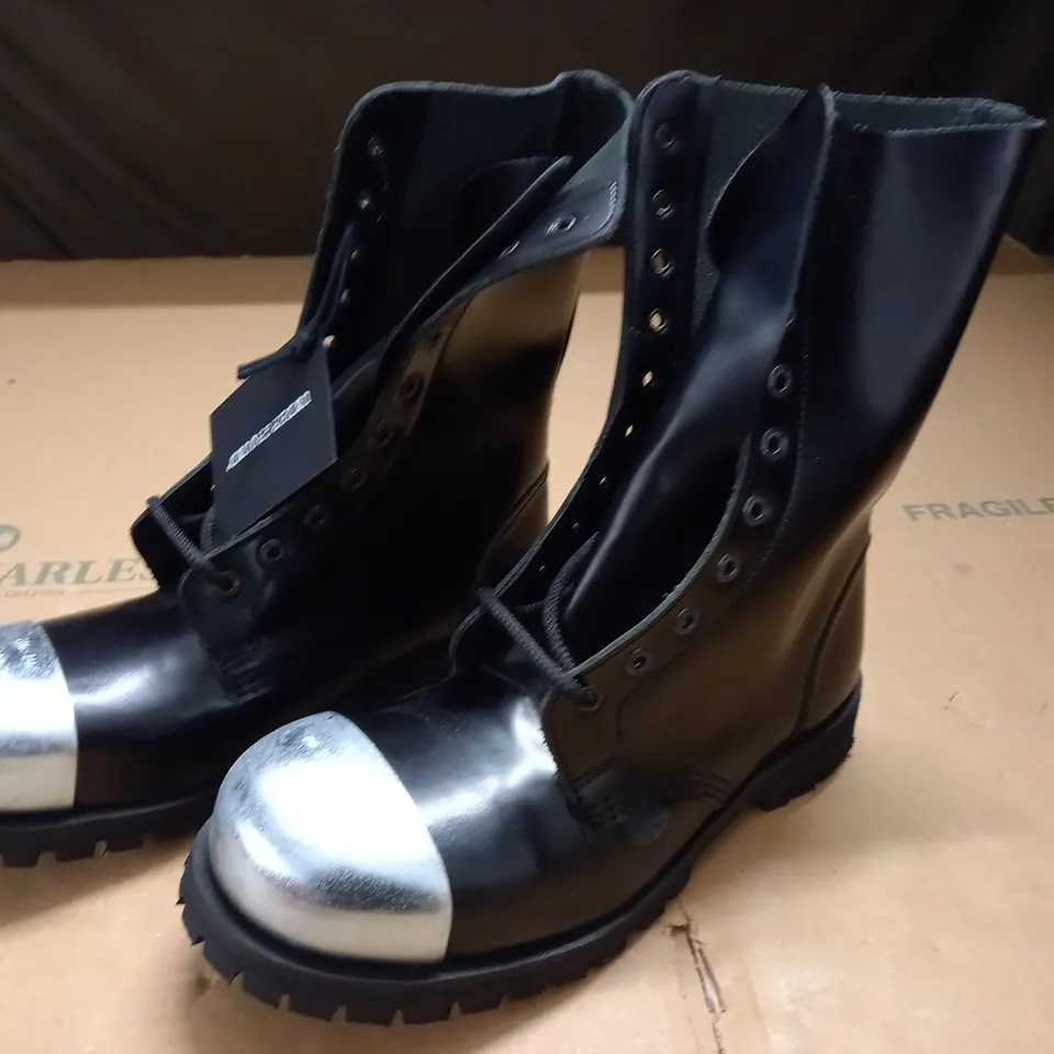 PAIR OF UNDERGROUND BLACK METAL TOES BOOTS - 6
