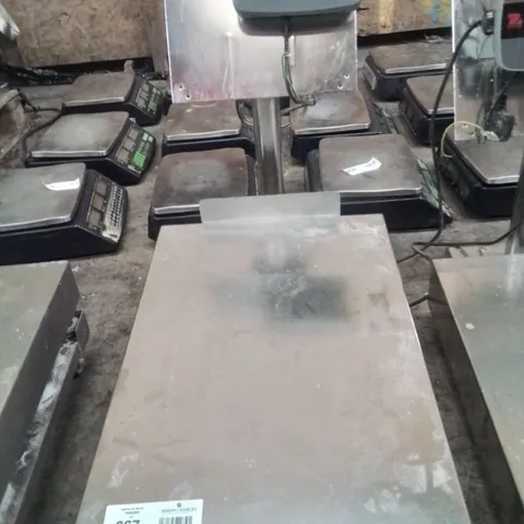 COMMERCIAL FLOOR SCALE WITH DEFENDER 3000 DISPLAY