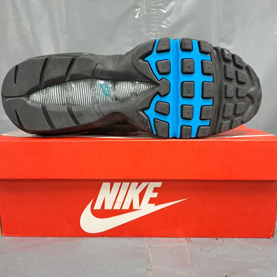 BOXED PAIR OF NIKE AIR TRAINERS IN GREY/WHITE/BLUE SIZE UK 7