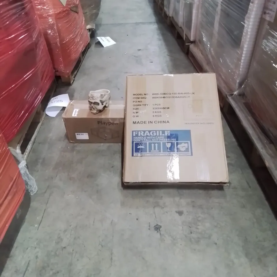 PALLET CONTAINING APPROXIMATELY 20 RAW HOUSEHOLD ITEMS TO INCLUDE: SKELETON SKULL, PLAYPEN, VANITY MIRROR ETC