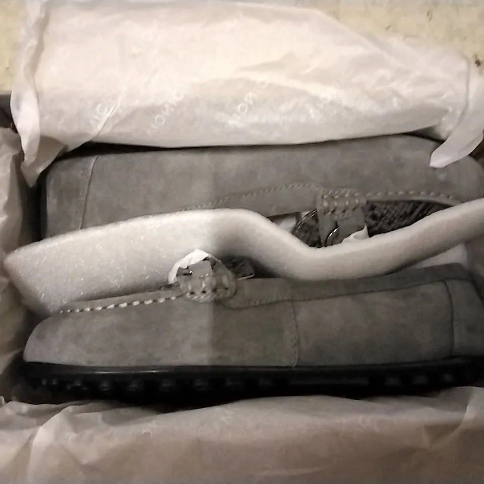 3 SHOE BOXES OF VIONIC SHOES INCLUDING BLACK JOJO OMBRE TRAINERS SIZE 3, 2 × HONOR DAYNA GREY LOAFERS SIZE 6