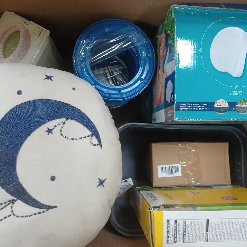 BOX OF APPROXIMATELY 10 ASSORTED HOUSEHOLD ITEMS TO INCLUDE SCOVILLE 2-PIECE CUTTING BOARD SET, BLUE PLASTIC DRINKS BOTTLE, ETC - COLLECTION ONLY