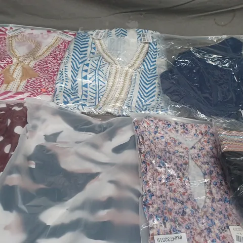 APPROX 20 ASSORTED CLOTHING ITEMS TO INCLUDE T-SHIRTS, DRESSES, SHORTS ETC