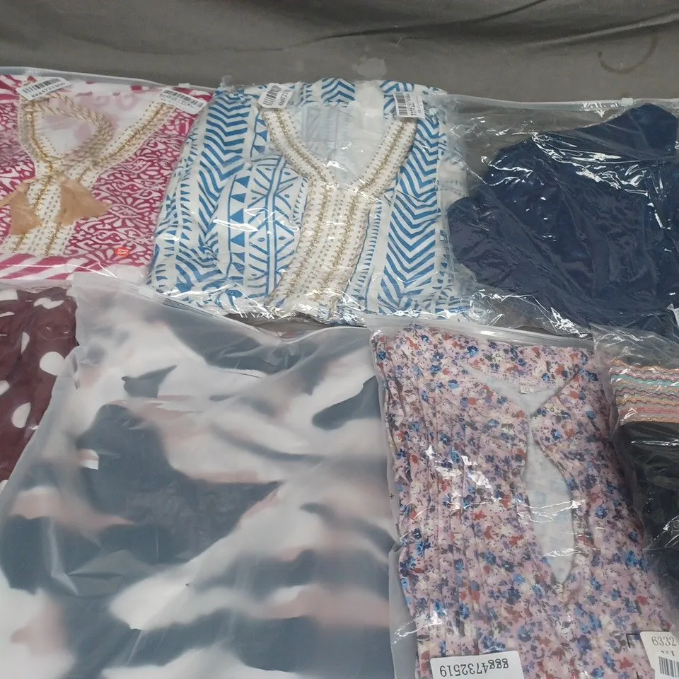 APPROX 20 ASSORTED CLOTHING ITEMS TO INCLUDE T-SHIRTS, DRESSES, SHORTS ETC