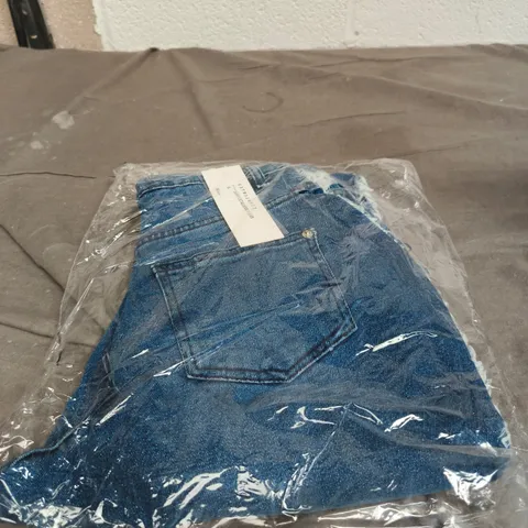 BOX OF APPROXIMATELY 24 PAIRS OF FRAY SEAM DETAILWRATH JEANS - SIZE 6 