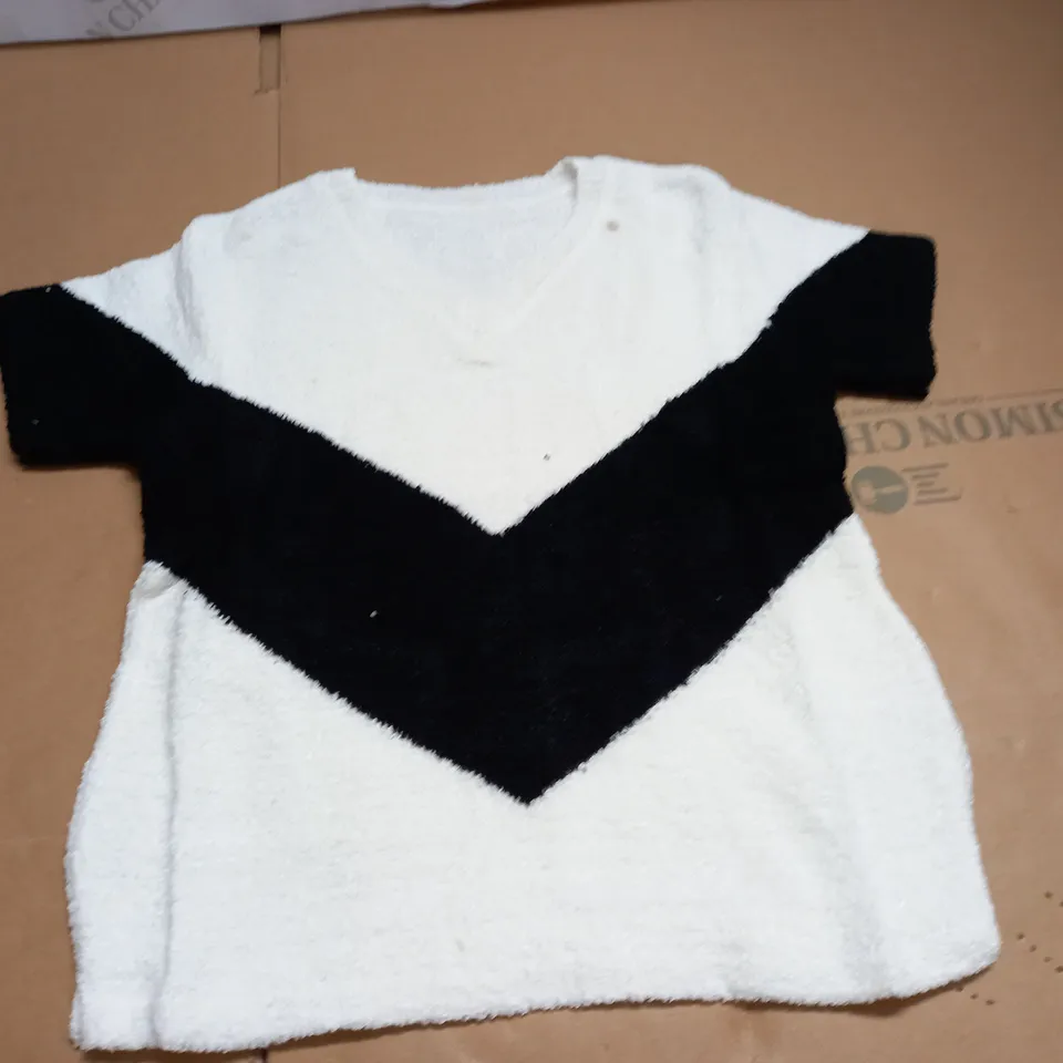 LOT OF APPROXIMATELY 80 CHEVRON V-NECK TOP - SIZE UNSPECIFIED
