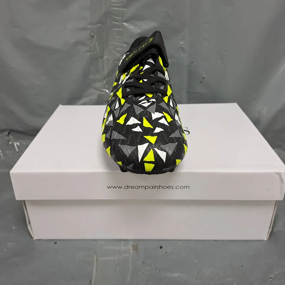 BOXED PAIR OF DREAM PAIRS FOOTBALL BOOTS IN BLACK/GREY/NEON GREEN SIZE UK 5